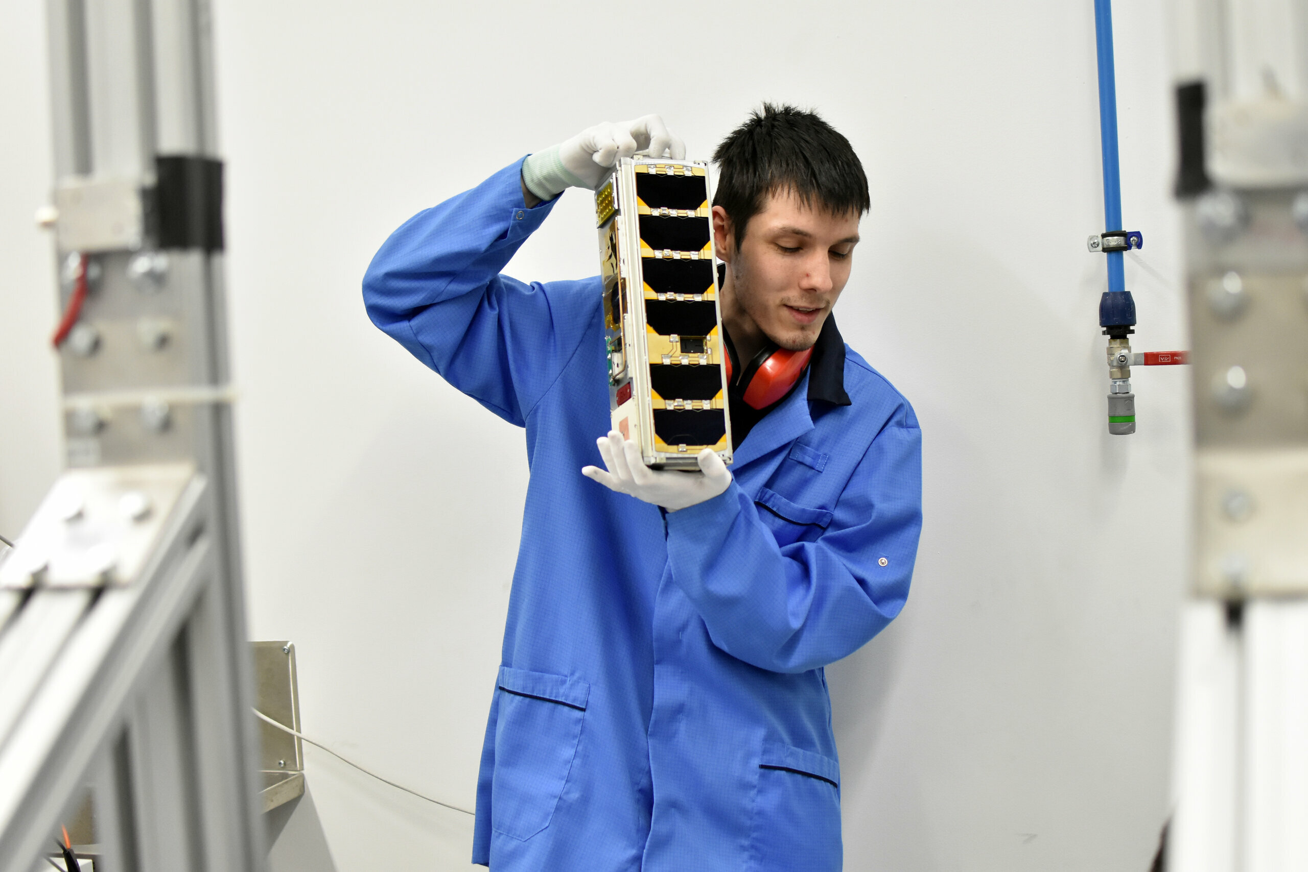 ESTCube-2 satellite testing with Kristo Allaje_Tartu Observatory_University-of-Tartu_Photo-Karin-Pai
