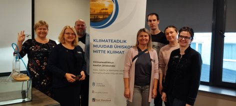 Kliimateadlikkuse projekti tiim keskkonnahariduse konverentsil „Kliimamuutuste ABC“ õppematerjali tutvustamas
