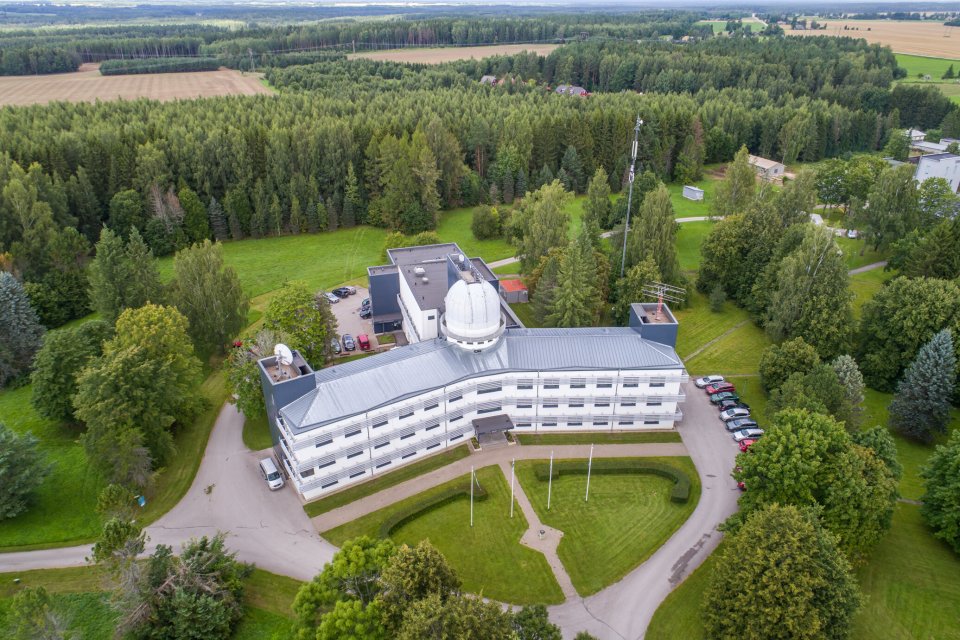 Vaade Tartu observatooriumi peahoonele. Foto autor Viljo Allik
