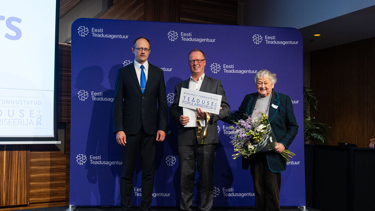 Toivo Maimets auhinda vastu võtmas